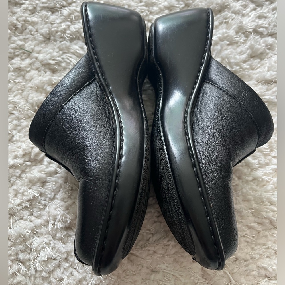 Born Clogs - Picture 2 of 7